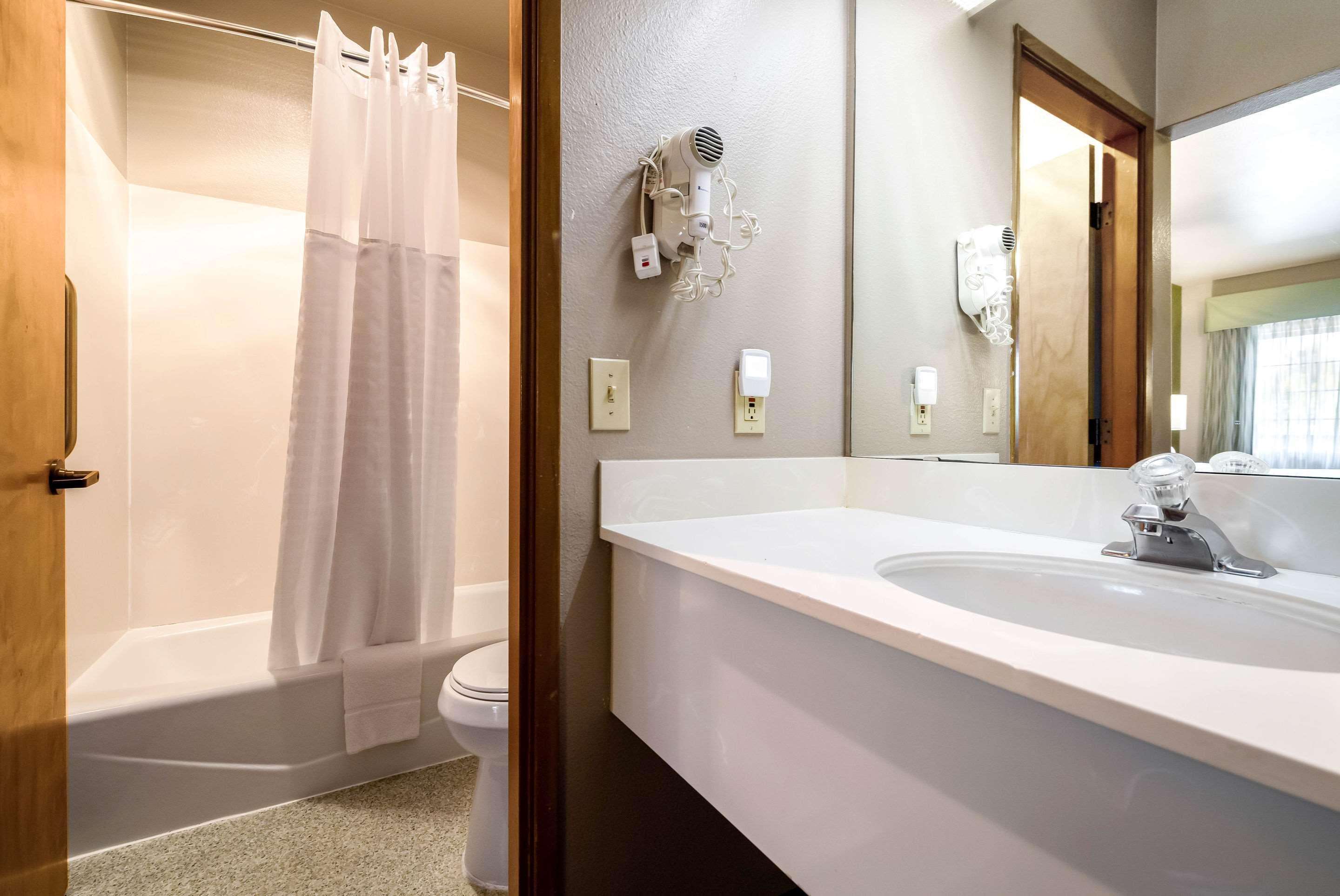 Quality Inn & Suites Bainbridge Island Екстериор снимка