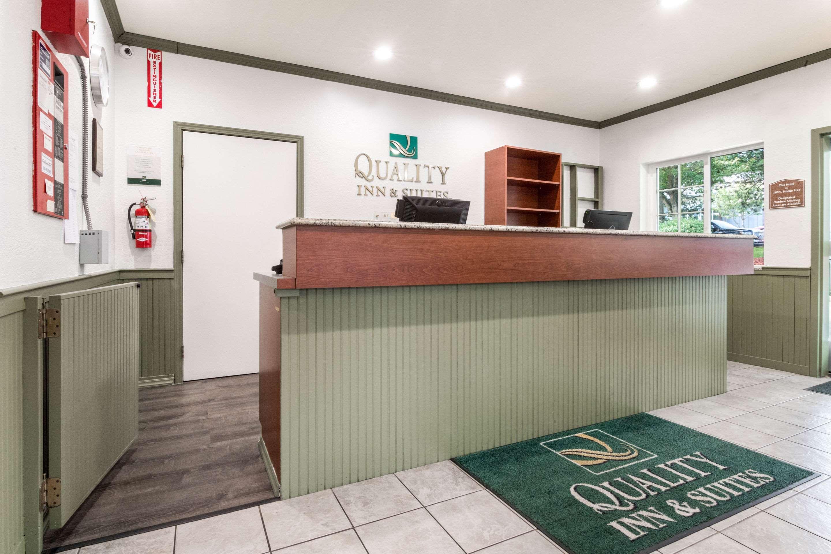 Quality Inn & Suites Bainbridge Island Екстериор снимка