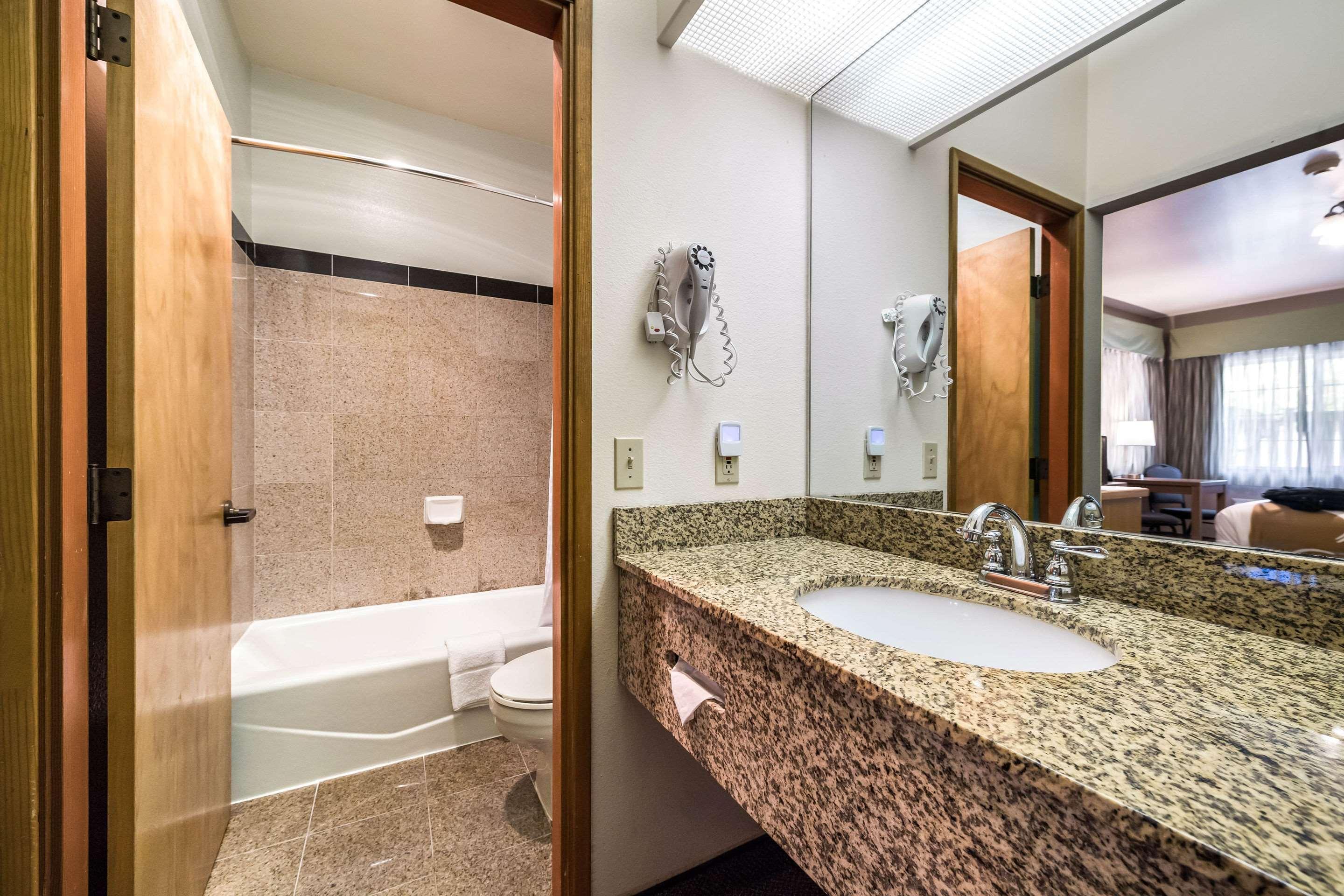 Quality Inn & Suites Bainbridge Island Екстериор снимка