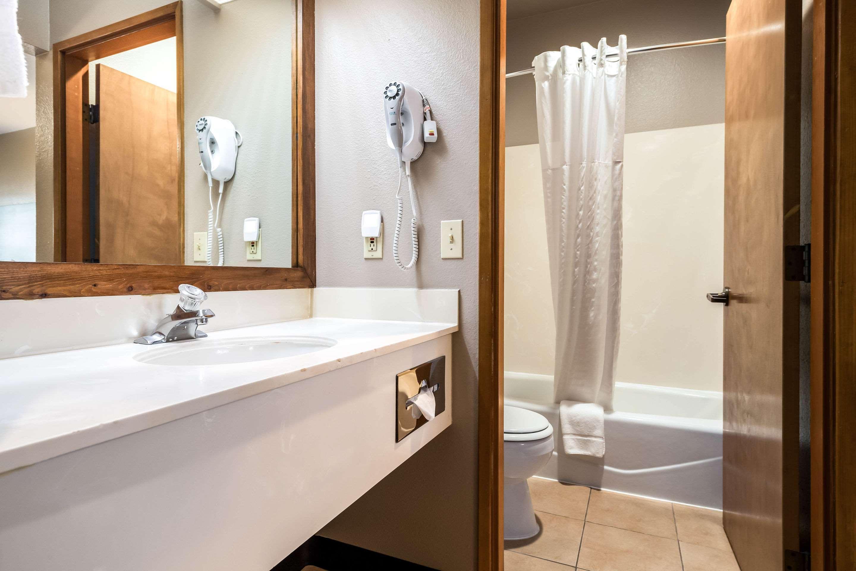 Quality Inn & Suites Bainbridge Island Екстериор снимка